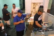 Los panas del club ‘Los Cuerpeadores’ se fueron de parrillada, cervezas y ‘whiskacho’ para olvidar la crisis política del país.