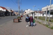 William Bueno, María Landy y su hijo caminaron desde Gualaceo hasta Cuenca en busca de atención médica.