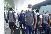 Desde las 11:00 poco a poco fueron arribando a la zona de embarque los futbolistas millonarios.