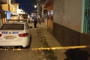 Las balas impactaron en la pierna, en el tórax y en la cabeza, mientras que la novia de la víctima recibió tres balazos en su brazo izquierdo.