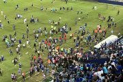 Hinchas de Emelec invadieron el campo de juego.