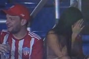Así reaccionó una mujer que fue captada por la 'kiss cam'