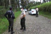 Los policías llegaron a la vía al Pasochoa, al sur de Quito, porque les alertaron de que un cuerpo sin vida estaba en uno de los caminos.