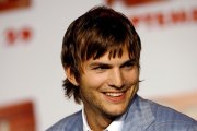 El actor Ashton Kutcher, a punto de perder la vista y el oído, por una 'vasculitis'