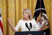 Jill Biden tiene la pauta completa de la vacuna y dos refuerzos y, según su directora de comunicación, solo tiene síntomas leves.