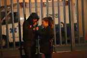 Familiares de la víctima no podían creer lo sucedido. Esperaban noticias afuera de la casa de salud.
