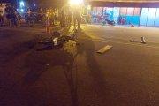 Uniformados encontraron en medio de la calzada la moto destruida y a las dos víctimas.