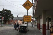 La señal de tránsito al revés está en las calles 16 y Capitán Nájera, al suroeste de Guayaquil.