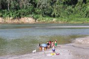 Los fines de semana suelen acudir familias a refrescarse en el río Blanco.