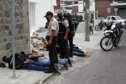Los sospechosos intentaron huir a pie por varias direcciones, pero fueron detenidos por los agentes.