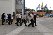 Los cinco detenidos fueron trasladados hasta las instalaciones del cuartel Modelo, en el norte de Guayaquil.