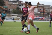 Danna Pacheco (i) y Ámbar Torres durante la primera final de la Superliga femenina que se disputó en el estadio de Sangolquí.