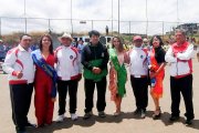Camila Jaramillo (c), reina de la liga Argelia Alta, junto a su corte de honor y dirigentes durante la inauguración del campeonato.