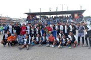 Los campeones de la liga barrial IESS-FUT y su festejo tras ganar una intensa final del balompié barrial.