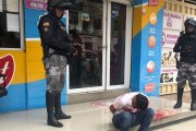 El hombre fue golpeado y entregado a los policías.