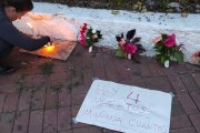 Una habitante de la isla Santa Cruz coloca una vela en un altar formado en el puerto para recordar la tragedia que dejó 4 muertos.