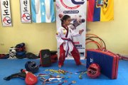 Zaynab muestra una de las poses características del poomsae clásico.
