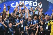 Independiente del Valle celebran con el trofeo al ganar la final de la Copa Sudamericana ante Sao Paulo en el estadio Mario Alberto Kempes en Córdoba (Argentina).