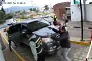 Los pillos sometieron a uno de los guardias durante el robo.