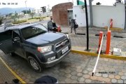 Cámaras de seguridad registraron el robo en el que sometieron a los guardias que custodiaban el vehículo.