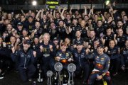 El bicampeón mundial de F1 con todo su equipo en el festejo de Suzuka.
