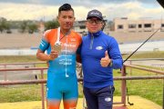 El ciclista Segundo Navarrete (i) junto a Freddy Rosero, director del equipo Saitel.