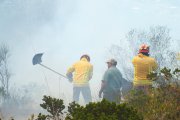 Bomberos y comuneros combaten por tres días una grave quema vegetal cerca de Cuenca