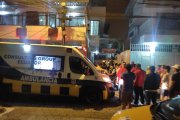 Una ambulancia llegó al lugar para que los paramédicos atendieran al herido.