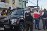 Las personas se acercaron para ver el trabajo de los policías que estaban indagando en el carro de la víctima.