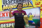 Luis Machuca levanta la copa de la suerte de EXTRA. Con su parlante vivirá su propio Mundial.