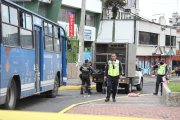 La joven al parecer no vio el bus cuando intentó cruzar la calle.