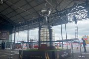 Todos los detalles van quedando listos en la Embajada del Hincha de la Copa Libertadores, que se instaló en el Palacio de Cristal, al sur de Guayaquil, para recibir a los hinchas futboleros.

El evento, que se realiza por la final de la Libertadores, que en esta ocasión la disputarán Flamengo y Athletico Paranaense, iniciará a las 16:00 (hora ecuatoriana) del miércoles 26 de octubre de 2022. 

Los hinchas podrán visitar El Museo de la Gloria Eterna y repasar la historia de la Copa Libertadores por medio de artículos de jugadores y equipos que hicieron historia en esta competencia, entre esos Liga de Quito, que en 2008 ganó este torneo. 

Además, ls personas podrán participar en diferentes actividades deportivas como: jugar fútbol 5, responder trivias deportivas, entre otros. Y, sobre todo, ver de cerca el trofeo de la Copa Libertadores.