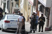 Agentes de la Unidad de Criminalística recopilaron los indicios en el lugar donde falleció la víctima.