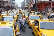 Alrededor de mil taxis hicieron un alto a sus labores.