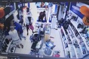 Los Ríos: En menos de dos minutos, pillos atracaron local de venta de aparatos tecnológicos