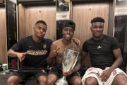 Diego Palacios, Jhegson Méndez y José Cifuentes con el trofeo de la Conferencia Oeste.