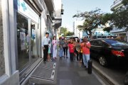 Los pacientes se manifestaron en el exterior del dispensario.