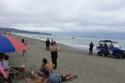 Agentes policiales estuvieron vigilando a los turistas en las playas.