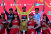 El tricolor Santiago Montenegro (d) se subió al podio al alcanzar el tercer lugar en la general de la Vuelta a Guatemala.