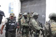 Militares fuertemente  armados colaboraron en el operativo para controlar la situación en el interior de la cárcel de El Inca.