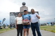 La ciclista Miryam Núñez junto a sus padres Jorge y María, tras coronarse como campeona de la Vuelta femenina.
