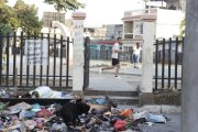 En el botadero de basura meten mano hasta los perros. Este se ubica frente a la cooperativa Assad Bucaram, en el otro extremo.