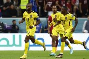 Enner Valencia (L) de Ecuador celebra durante a FIFA partido de fútbol delMundial de la fase de grupo entre Qatar y Ecuador en Al estadio de Cebo en Al Khor, Qatar, 20 noviembre 2022.