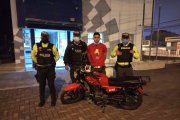 El detenido manejaba la motocicleta. Él y su compinche son venezolanos.
