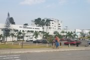 Dos usuarias  salen del área de consulta externa del Hospital Universitario, en la vía Perimetral, noroeste de Guayaquil.
