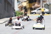 En la carrera de coches de madera improvisada hasta ‘se fueron de oreja’.