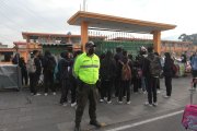 Un policía realiza  patrullajes afuera del plantel para resguardar la seguridad de los estudiantes.