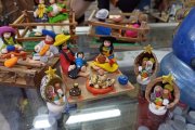 Las artesanas del mercado de Ambato los crean usando cáscaras y otros materiales.