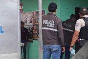 Agentes de la policía levantaron el cuerpo de la joven y revisaron la vivienda.