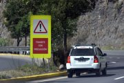 En algunos puntos conflictivos de la vía hay señalización para que los conductores transiten con precaución.